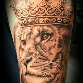 tattoo,tatoeage,black and grey,realistisch.leeuw.realistic.lion,kroon,crown