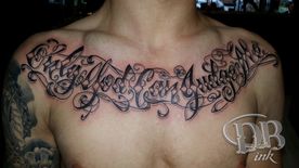TEKST,TEXT,BORST CHICANO BORST,CHEST CHICANO LETTERS,TATTOO,TATOEAGE